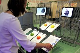 Besucherin mit Mundschutz schaut sich Geb&auml;rdensprachvideo an