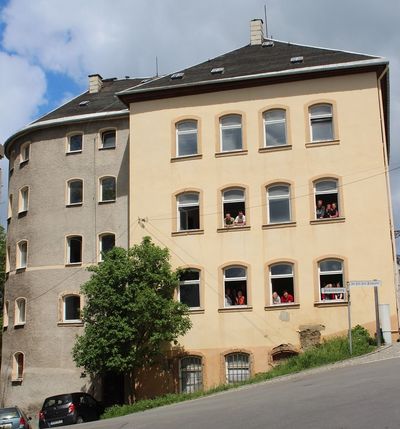 Die Vereinsmitglieder im alten Haus vor der Sanierung Die Vereinsmitglieder im alten Haus vor der Sanierung