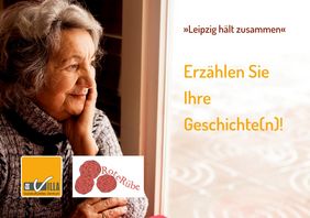Seniorin mit grauen welligen Haar steht vor dem Fenster und blickt hinaus, dabei h&auml;lt sie ihre Hand an das Gesicht. Weiter steht auf dem Bild: Leipzig h&auml;lt zusammen. Erz&auml;hlen Sie ihre Geschichte