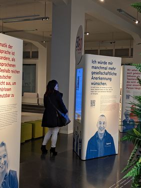 Die Senioren- und Behindertenbeauftragte des Erzgebirgskreises Frau Sindy Seidel schaut sich die Medienstation an.