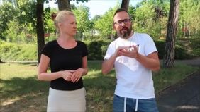 Frau mit blonden Haaren und Mann mit Bart und Brille 