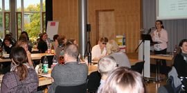 Referentin spricht zu Teilnehmern