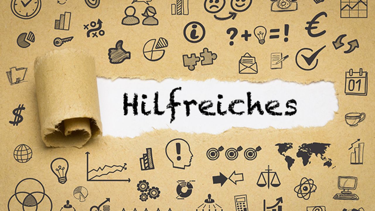 Hilfreiches steht auf einem Blatt Papier mit vielen kleinen Grafiken drum herum wie Glühbirnen und Diagrammen