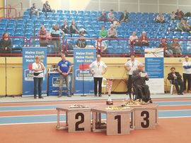 Sporthalle mit Trib&uuml;ne, Siegertreppchen und Horst Wehner 