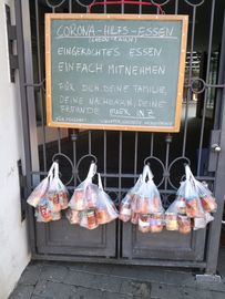 Tor mit Plastikt&uuml;ten mit Essensgl&auml;sern