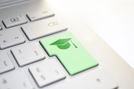 [Translate to Leichte Sprache:] Das Bild zeigt einen kleinen Ausschnitt einer Tastatur. Die Enter Taste ist dabei gr&uuml;n eingef&auml;rbt und es ist ein Doktorhut-Symbol darauf abgebildet.