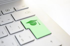 [Translate to Leichte Sprache:] Das Bild zeigt einen kleinen Ausschnitt einer Tastatur. Die Enter Taste ist dabei gr&uuml;n eingef&auml;rbt und es ist ein Doktorhut-Symbol darauf abgebildet.