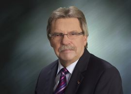 Mann mit Brille und Schnauzbart