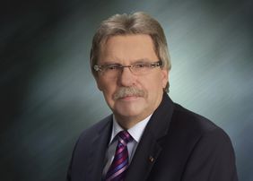 Mann mit Brille und Schnauzbart