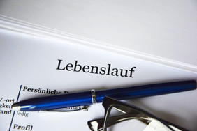 Ein Blatt mit dem Titel Lebenslauf auf dem ein Stift liegt