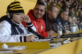 drei M&auml;nner am Pult als Kommentatoren