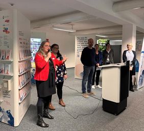 Frau Saupe vom Jobcenter Dresden er&ouml;ffnet die Veranstaltung