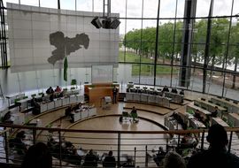 Blick von den Zuh&ouml;rern nach unten ins Podium im S&auml;chsischen Landtag