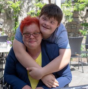 Frau Nacke mit ihrem Sohn Cornelius Frau Nacke mit ihrem Sohn Cornelius, der sie umarmt