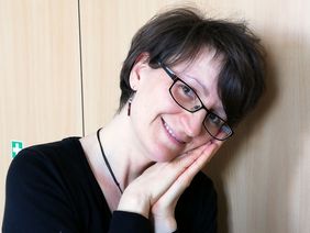 Frau zeigt die Geb&auml;rde zum Schlafen