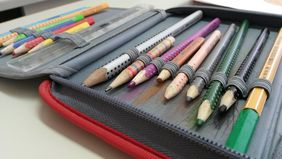 Blick in eine Federmappe mit Buntstiften, Fineliner und Lineal