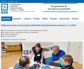 Mitglieder des LSKS sitzen an einem Tisch