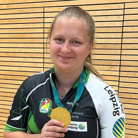 Mandy aus Leipzig zeigt eine ihrer Medaillen in die Kamera.