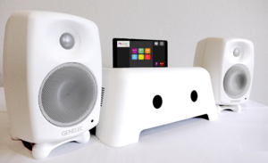 Der MotionComposer in wei&szlig; mit 2 Lautprechern auf dem ein Tablet mit der MotionComposer-App steht.