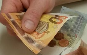 50 Euro-Schein in der Hand