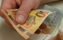 50 Euro-Schein in der Hand