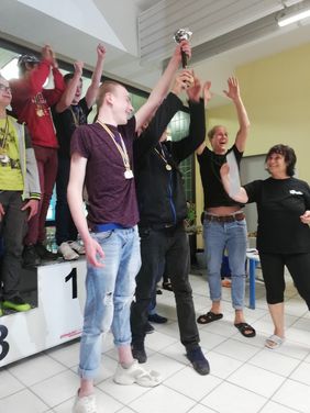 Sportler strecken Arme nach oben als Zeichen des Sieges