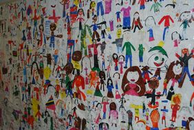 Gro&szlig;e Wand mit gemalten Kindern von Kindern