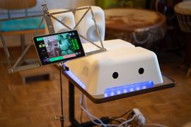 [Translate to Leichte Sprache:] Ein wei&szlig;er MotionComposer neben einem Notenst&auml;nder, auf dem ein Tablet mit der MotionComposer-App steht