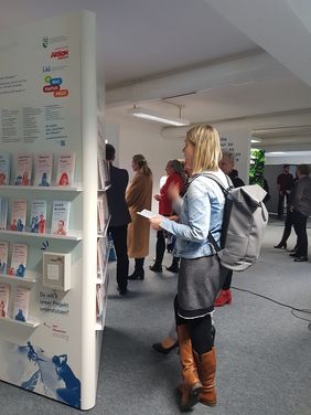 Die G&auml;ste der Er&ouml;ffnung gehen durch die Ausstellung