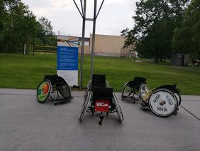 verschiedene Rollst&uuml;hle vor Rollup gestellt