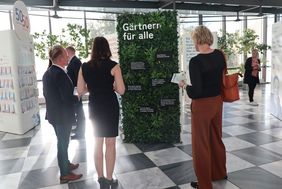 Nach der Er&ouml;ffnungsveranstaltung schauen sich die Besucher die Ausstellung an 