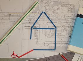 Bauplan mit Haus aus bunten Legest&auml;bchen plus einem Rollstuhlpiktrogramm