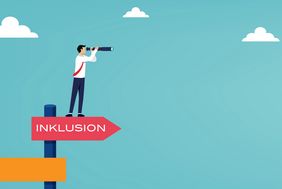 Mann guckt mit Fernrohr in die Richtung, die ein Schild zur Inklusion wei&szlig;t