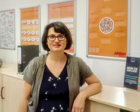 Frau mit Brille und halblangen dunklen Haaren