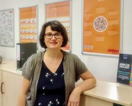 Frau mit Brille und halblangen dunklen Haaren