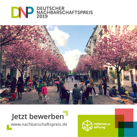 Blick auf Stra&szlig;e mit Magnolienb&auml;umen und vielen Menschen