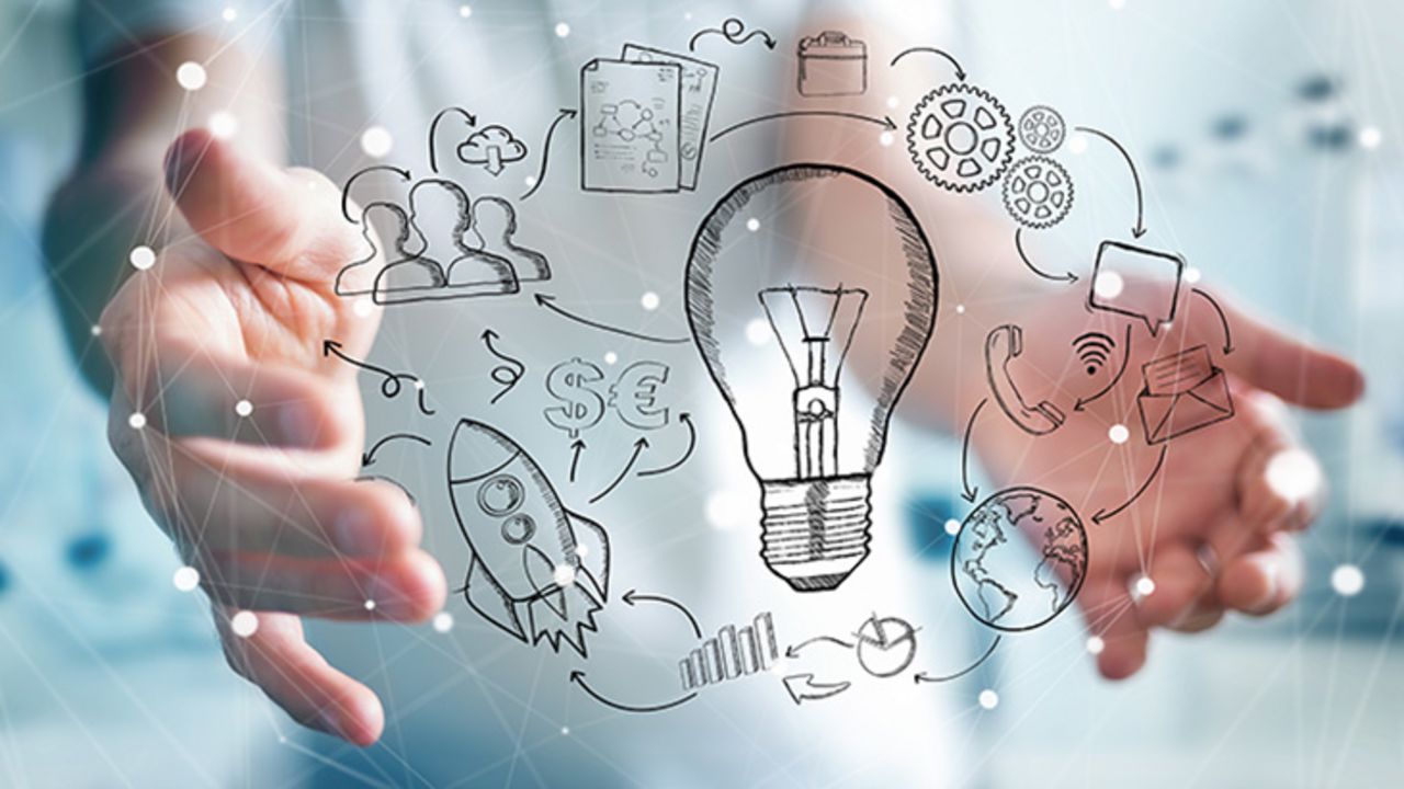 Das Projekt Hände umgreifen eine Wolke gezeichneter Bilder (Glühlampe, Zahnräder, Köpfe, Weltkugel)