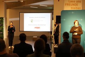 Heike Engelien begr&uuml;&szlig;t die G&auml;ste.