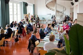 Blick auf Teilnehmer an mehreren Tischen