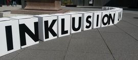 Kartons mit Schriftzug Inklusion aufgestellt