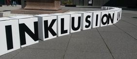 Kartons mit Schriftzug Inklusion aufgestellt