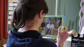 M&auml;dchen schaut in Tablet