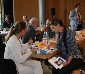 Teilnehmer vertieft im Gespräch Teilnehmer sind im Gespräch vertieft