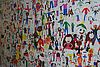Gro&szlig;e Wand mit gemalten Kindern von Kindern