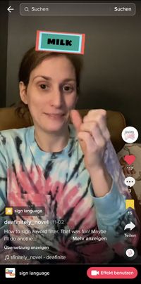 TikTok Nutzerin gebärdet das zufällig angezeigte Wort "Milch" TikTok Nutzerin gebärdet das zufällig angezeigte Wort "Milch"