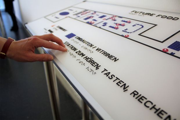Finger tasten an der taktilen Übersicht vor der Ausstellung Future Food