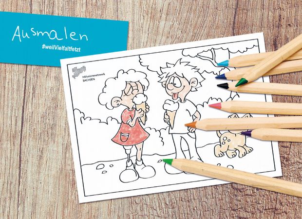 Eine zum Teil ausgemalte Malvorlage mit Kindern darauf. Auf dem Papier liegen Buntstifte. Darüber steht Ausmalen und #WeilVielfaltFetzt