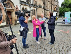 Frau Helm (LAG SH Sachsen) wird beim Turnfest in Leipzig vom MDR interviewt.