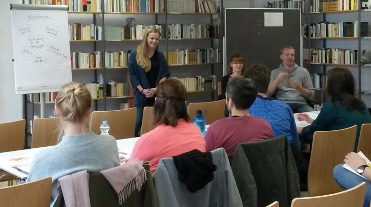 Blick auf Dozenten und Zuh&ouml;rer von hinten