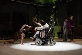 Rollinutzer tanzt modern gemeinsam mit L&auml;uferin 